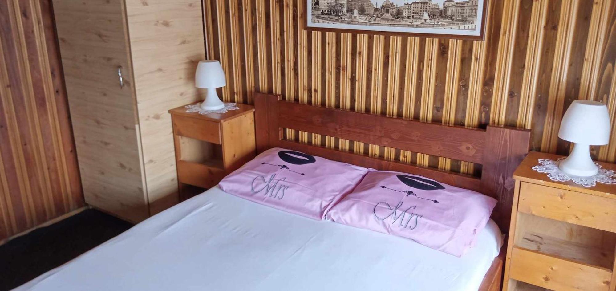 Hostel Intim 95 Ron Bîrlad Eksteriør billede